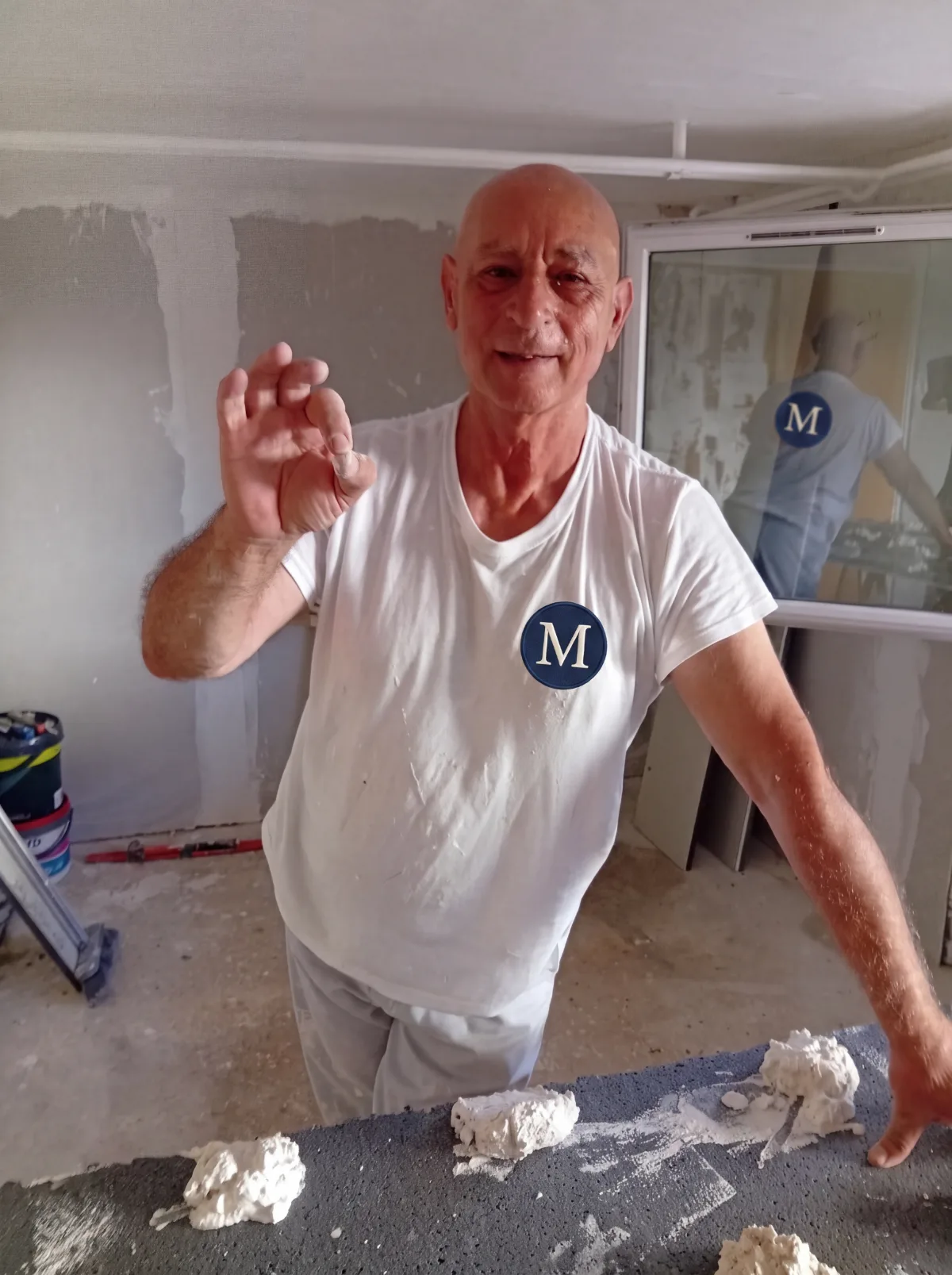 Joseph Bella, artisan peintre, sur un chantier à Bourg-en-Bresse